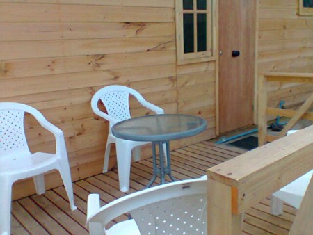 Terraza equipada con parrilla y horno de barro